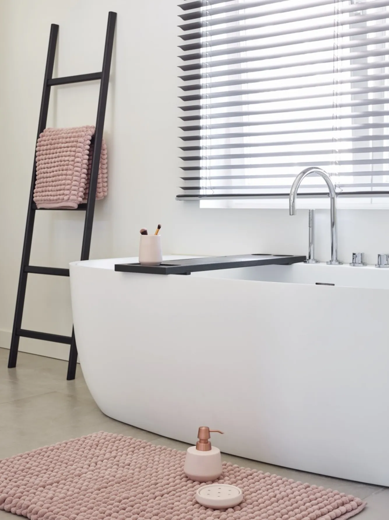 Aquanova Bath mat AXEL color Dusty Pink (AXEBM-87)