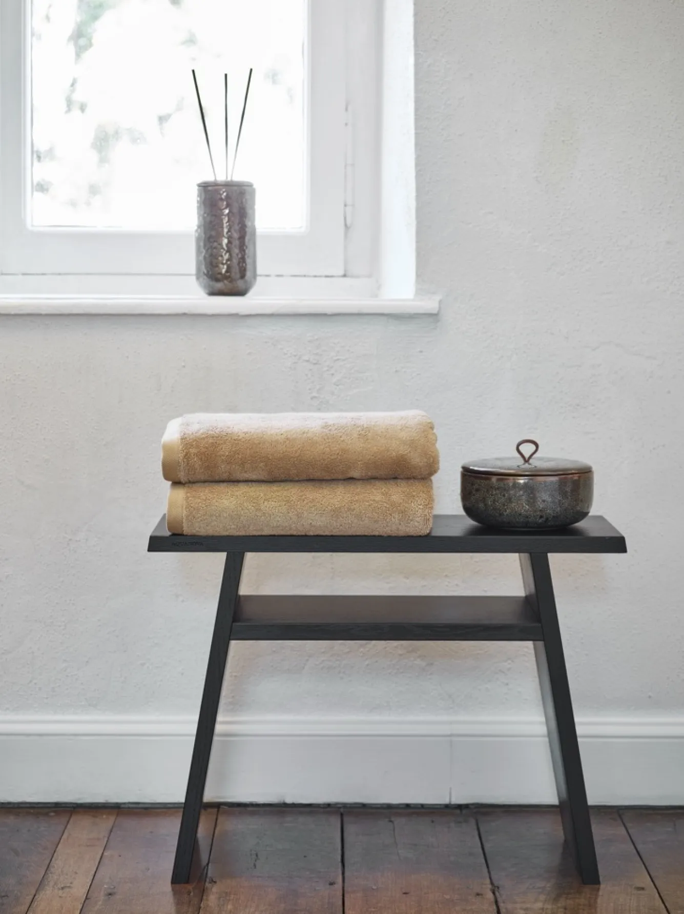Aquanova Wooden stool MINK black oak (MINBBM-09) medium