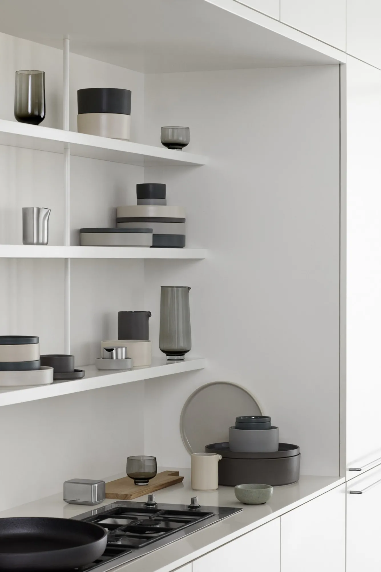 Blomus PILAR flat plate / serving plate 35 cm Moonbeam (63696)