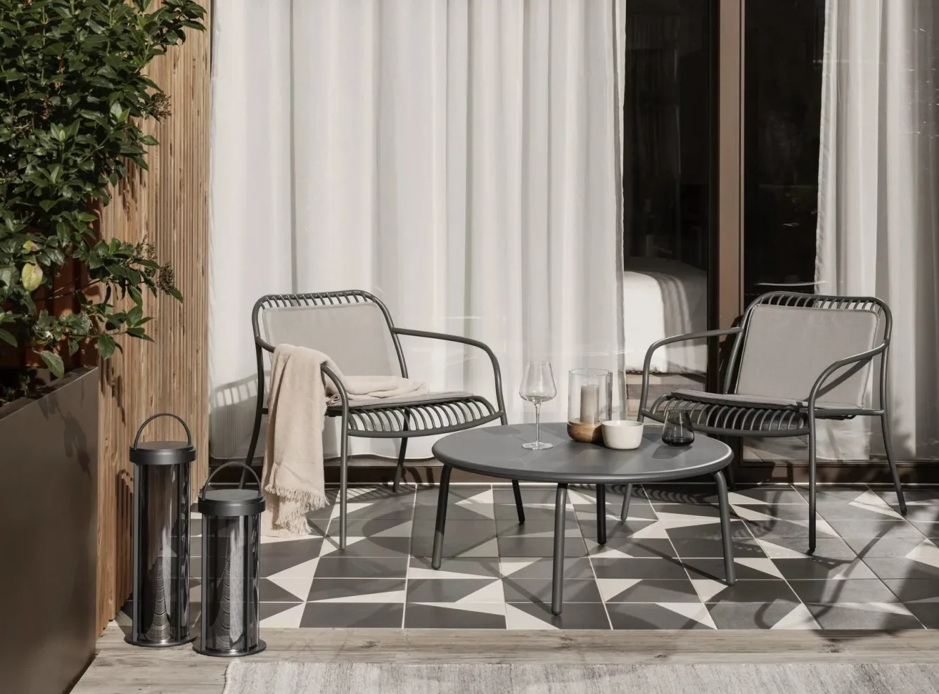 Blomus YUA lounge table Ø 80 cm - Granite Gray (62194)