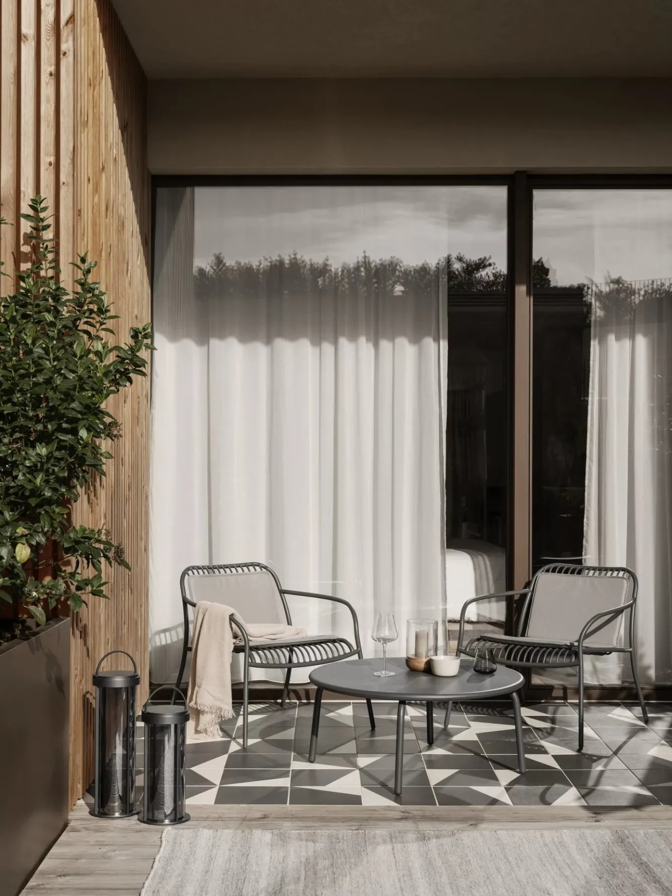 Blomus YUA lounge table Ø 80 cm - Silk Gray (62189)