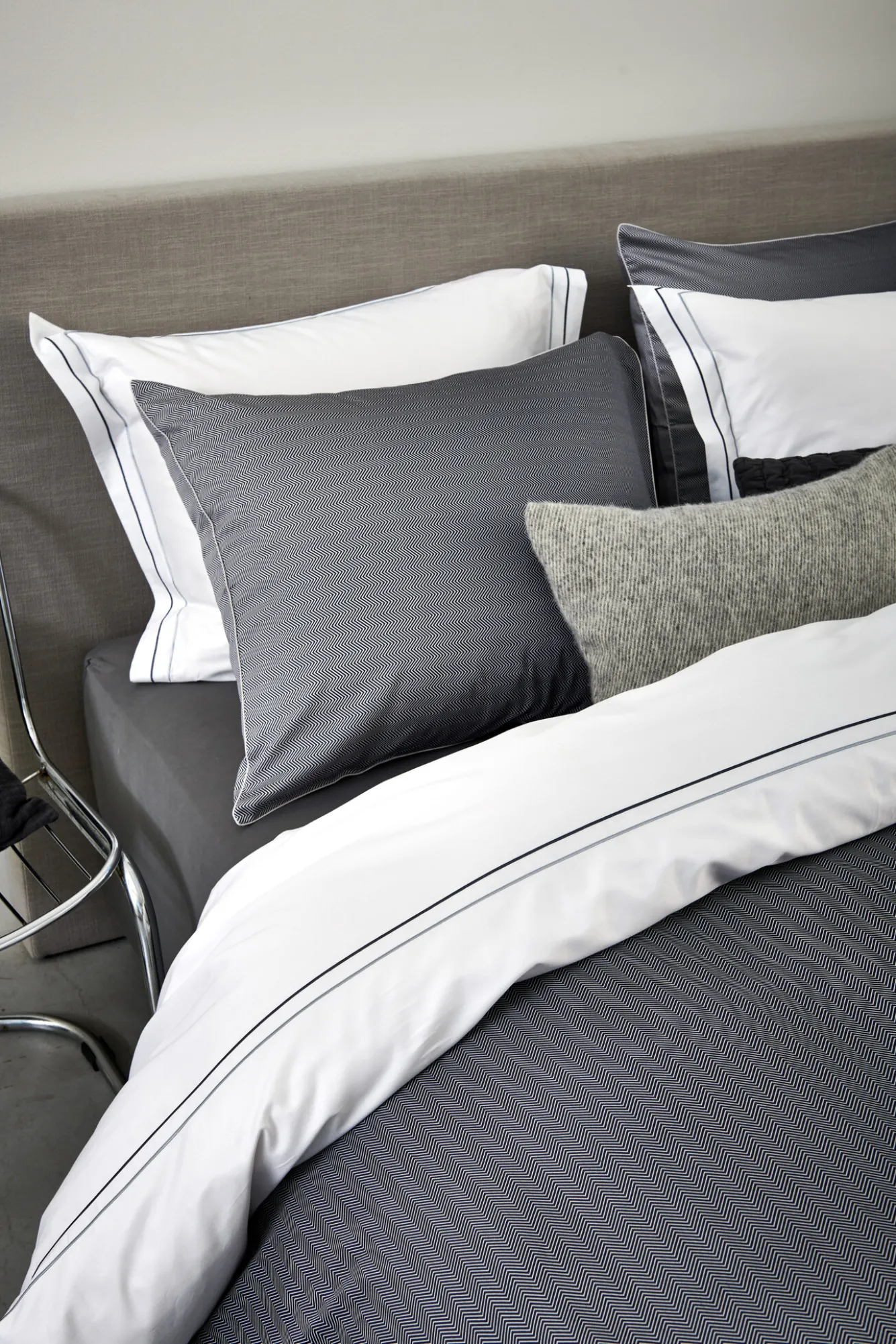 Vandyck HOME 99 plaid/bedspread 160x260 cm, color Grey